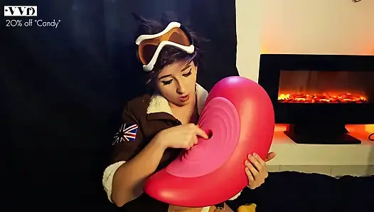 Yndige cammy har forblffende orgazmcı i sin vibrerende stol (tracer cosplay)