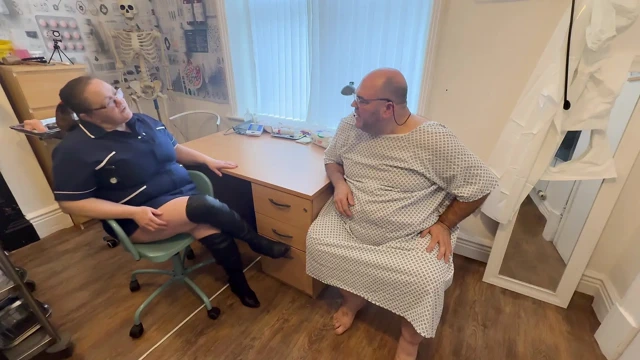 Bölüm 1: Bay Hughes küçük penisine yardım etmek için uzmanı matron satana'ya gidiyor!