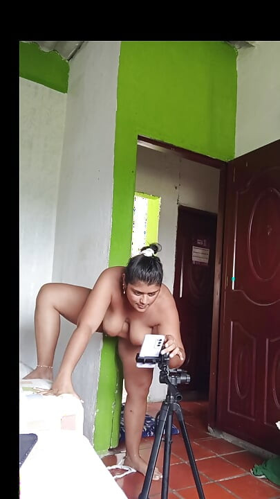 Üvey kız kardeşim bir şov yapıyor ve beni katılmaya davet ediyor