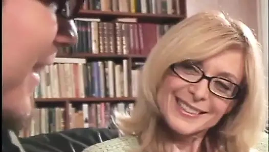 Seksi öğretmen ekstra öğrenci dersleri alıyor