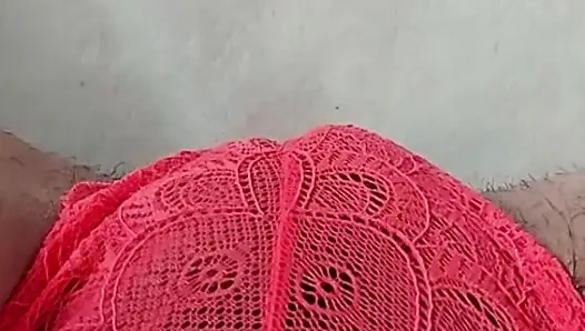 Azgın kadın külottan çıkan amcığında büyük dudaklarını koklamanı ve yalamanı istiyor ginnagg