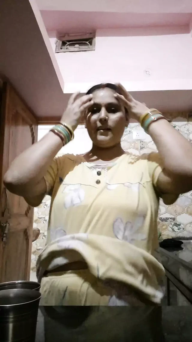 Kocası için çay yapıyor baharatlı bihari maal