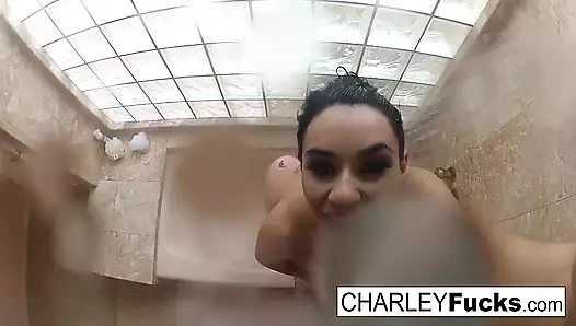 Charley Chase iyi bir sikişten sonra duş alıyor