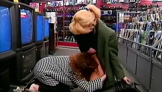 Redhair amcık yalıyor büyük memeli sarışın dildo süper pazarda sikiliyor