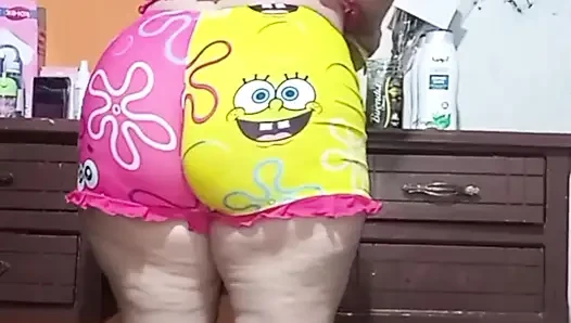 Üvey annemin fahişesi beni baştan çıkarıyor ve beni takip ediyor