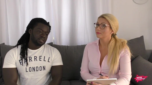 Siyah horoz sikikleri sarışın Alman sekreter