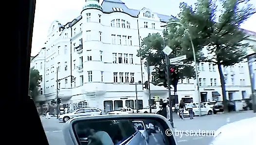 Berlin Ku'dammraser Azgın Kızı Sürükleyerek Götürüyor