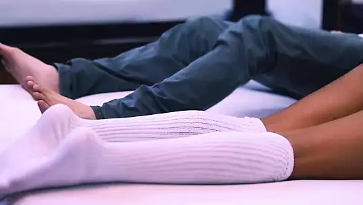 Ailesi iş için şehir dışındayken üniversiteli kız üniversiteden sonra profesörü ofisinde sikiyor.