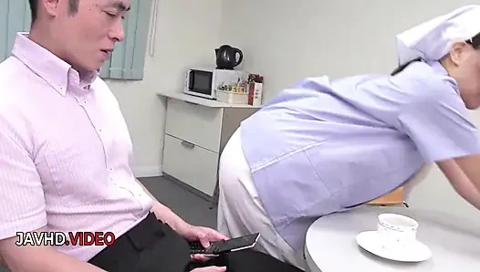 Ateşli Asyalı hemşire şanslı erkekler için iki ateşli oral seksle şaşırtıyor