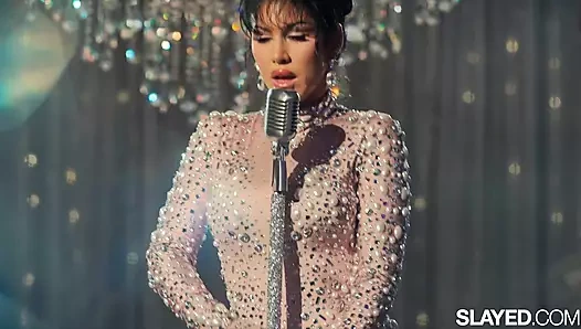 Slayed Vanna, Vicki ve April kulüpte ateşli anal üçlü seks yapıyor