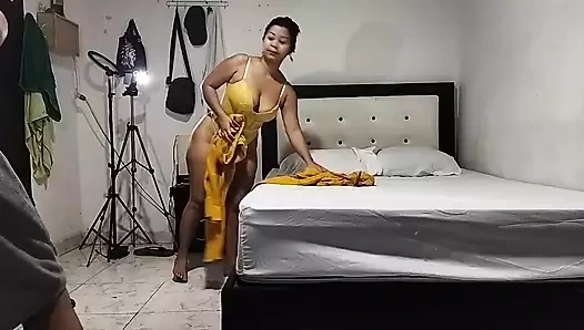 Büyük götlü üvey annem ayaklarıma düşüyor o bir enayi