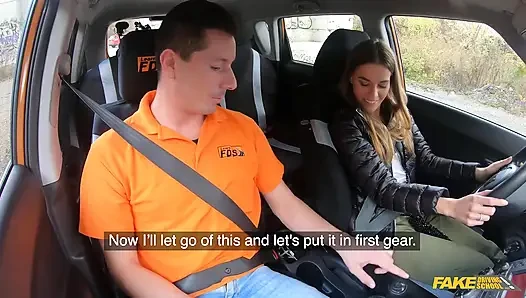 Arızadan sonra arka koltukta sikiş