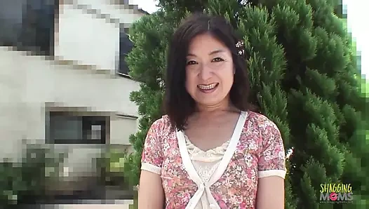 Olgun Asyalı sürtük yarak emiyor ve biriyle sikişmeden önce vibratör kullanıyor