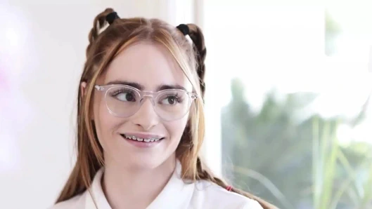 18 yaşındaki sikiş oyuncağı döllenmek için yalvarıyor - teamskeet