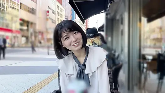 A118F01 A classic idol-level small face and a cheerful smile with a natural girl in a private shoot at a love hotel! A cute smile and a facial finish!
