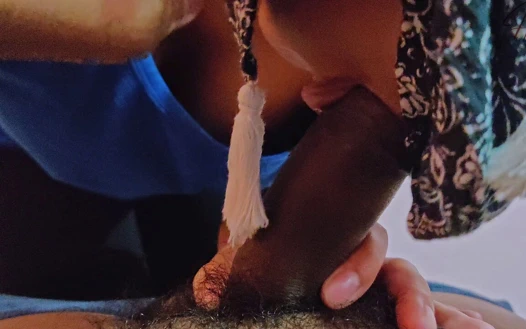 Güzel tesettürlü Malezyalı kız sakso çekiyor ve spor salonundan sonra seks yapıyor