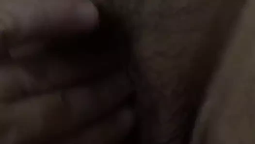 Yeni pembe elbise kedi ile oynuyor