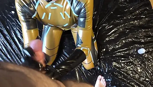 Lateks Danielle lateks maskeli yüze boşalmayı deniyor