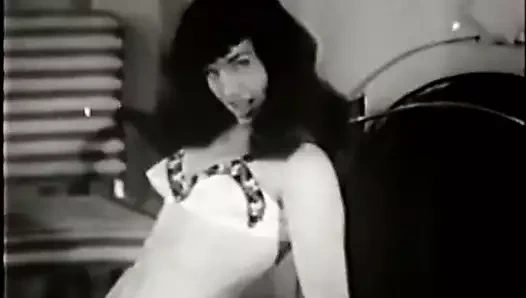 Şöminenin yanında soyunma (1950'ler vintage)