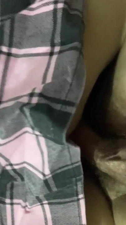 Mükemmel memeli 18 yaşındaki bir kızın götüne biniyor. Gerçek ev yapımı video. | Klip 3