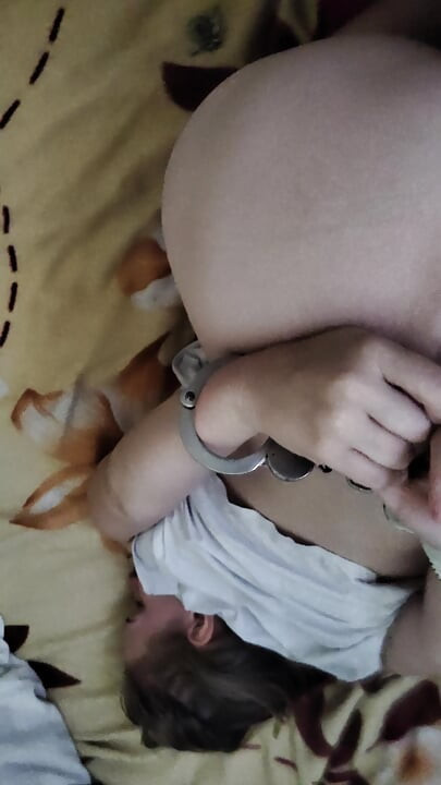 Üvey kardeşim beni kelepçeliyor ve beni onun kaltağı yapıyor, sonunda kıçıma giriyor