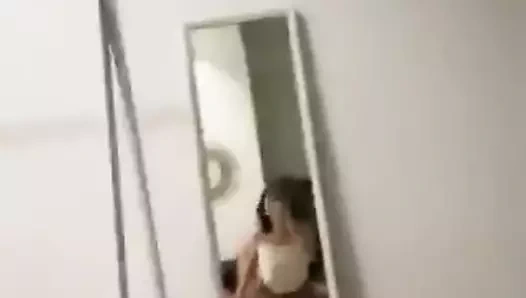 Çinli dev meme güzelliğinin seksi banyo selfiesi