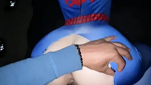 Spidey kadın kostümlü sekste büyük siyah yarağı alıyor