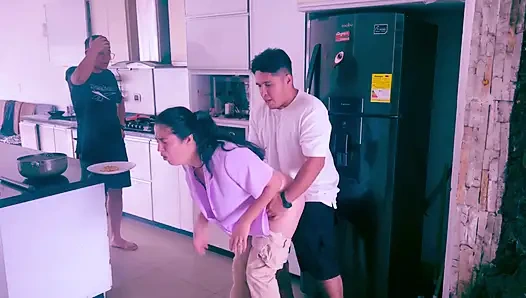 – Arkadaşım karıma yardım ediyor çünkü boğuluyor.