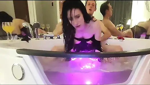 Yüzünde gülümseyen genç bir kız