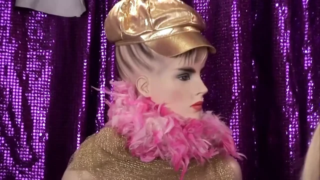 Sarışın genç kızın işemeyle bir yakınlığı var