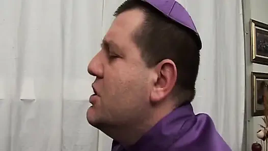 Rahip sarışın kızı günahkar sert ayinde sikiyor