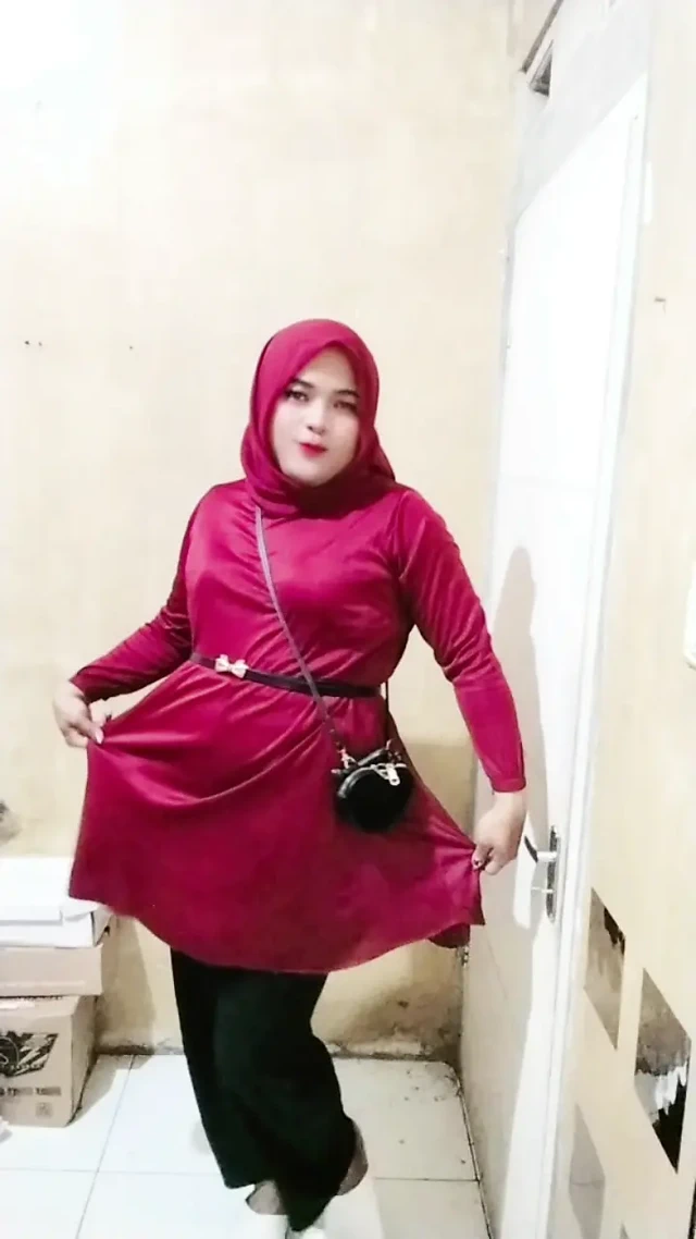 Kırmızı kıyafetli tesettürlü transseksüel ivvy mastürbasyon yapıyor ve dildoya biniyor