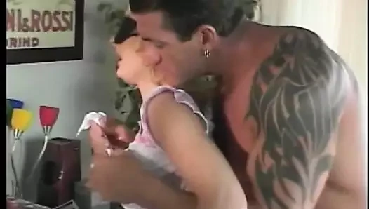 Şaşırtıcı sarışın kaltak alır onu pembe derin ve sıkı kıçını sert delinmiş