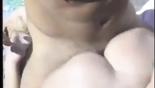 Güzel dik memeli uzun saçlı bebek havuz kenarında sert bir yarağa biniyor