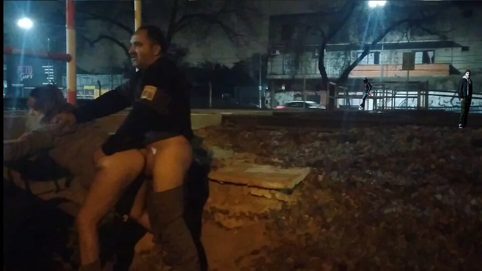 Sokakta çıplak teşhir eden kız herkesin içinde röntgencilerle sikişiyor ve polis tarafından yakalandı