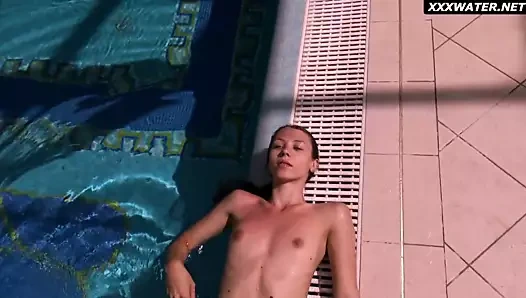 Russaka the seksi siyah saçlı deniz kızı