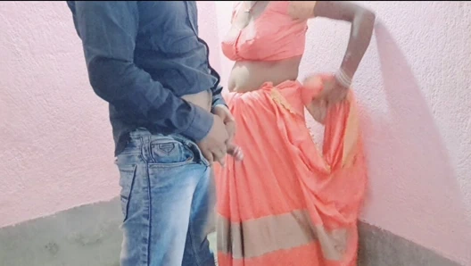 Seksi büyük memeli evli kadın kocasının arkadaşıyla sert sikişiyor