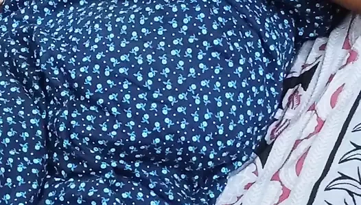 Hintli ev hanımı yatak odasında parmak yeme performansı