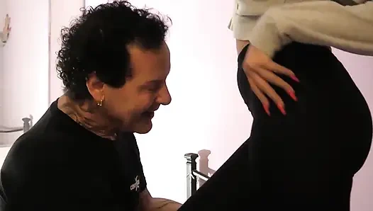 Maskeli Sarışın Orta Yaşlı Seksi Sürtükler Şişman Boğa Yarağı Tarafından Götten Ve Boğazdan Sikiliyor