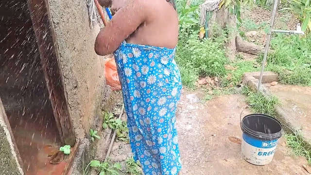 Ateşli üvey anne açık havada banyo yapıyor
