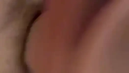 Yakın Çekim Kremsi Amcık Büyük Bir Dildoyla Sikişiyor