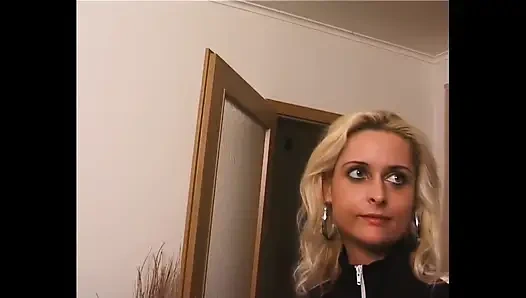 Sürtük orta yaşlı seksi kadın soyunuyor ve sakso çekiyor