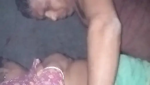 Hintli evli kadın kocası tarafından sikiliyor