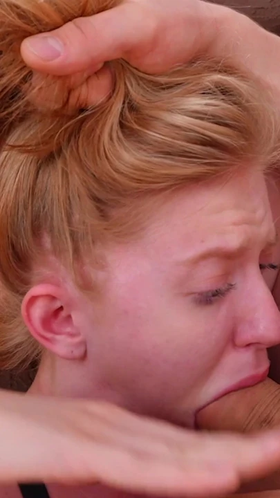 Заставляет шлюшку вылизать задницу, и она сквиртует повсюду