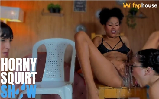 Azgın lezbiyenler amcıklarını yalarken fışkırtma gösterisi yapıyor