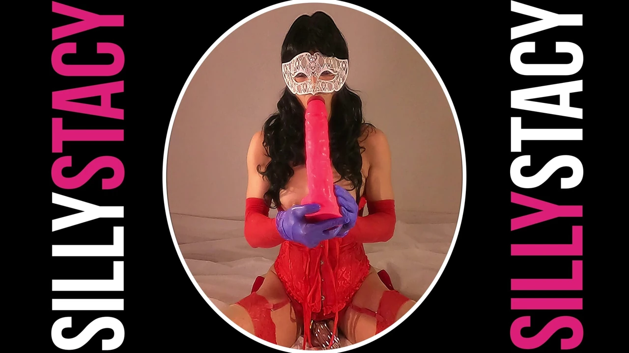 Kötü kadın kılıklı büyük dildo emiyor