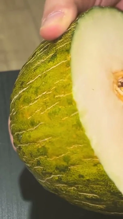 MELON SİKİLMEK İSTİYOR ve ben ona SİKİ tamamen aşağıya kadar veriyorum - Meyve sikiş Meyvelerle seks Yemek üzerine boşalma | Bölüm 1