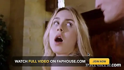 Alecia Fox, seksi genç kız masada sert sikiliyor