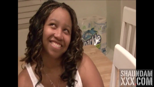 Büyük memeli Isabelle boşalmak için emiyor