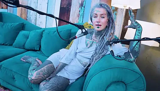 J - Jelousy hakkında konuşuyorum - asmr podcast sfw konuşuyor gotik sıska kız dreadlocks dövmeli model dövmeli kız
